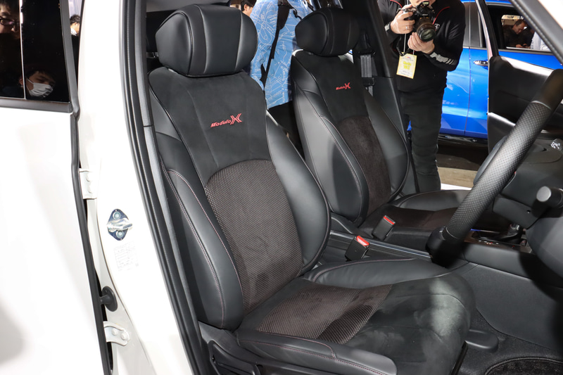 車内は専用ブラックインテリアとなり、レザー＆スウェードの専用シート、専用ステアリングホイール、専用セレクトノブ、専用フロアカーペットなどを採用。また、ステアリングスイッチやシフトゲートカバー、カップホルダーがダークシルバー塗装となり、インパネ中央に9インチ画面のプレミアムインターナビが装着される