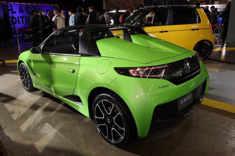 マイナーチェンジのテーマは「デザインの深化」。従来はブラック塗装されていたフロントピラーがボディ同色となり、国内販売のホンダ車初採用となる新色「アクティブグリーン・パール」（写真）など2種類の新ボディカラーを採用している