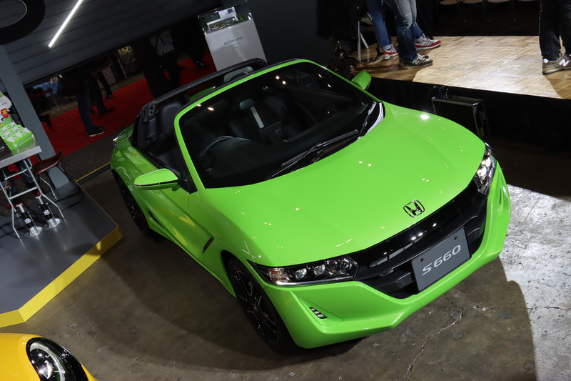 フロントグリルのデザイン、ヘッドライトとサブリフレクターの色遣いが変更され、フロントマスクの印象が改められた