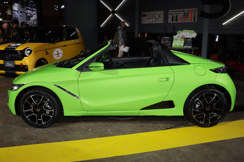 フロントグリルのデザイン、ヘッドライトとサブリフレクターの色遣いが変更され、フロントマスクの印象が改められた