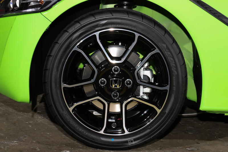 タイヤサイズは同一だが、アルミホイールのデザインを一新