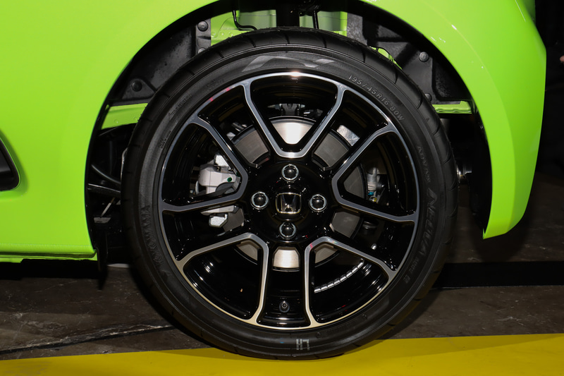 タイヤサイズは同一だが、アルミホイールのデザインを一新