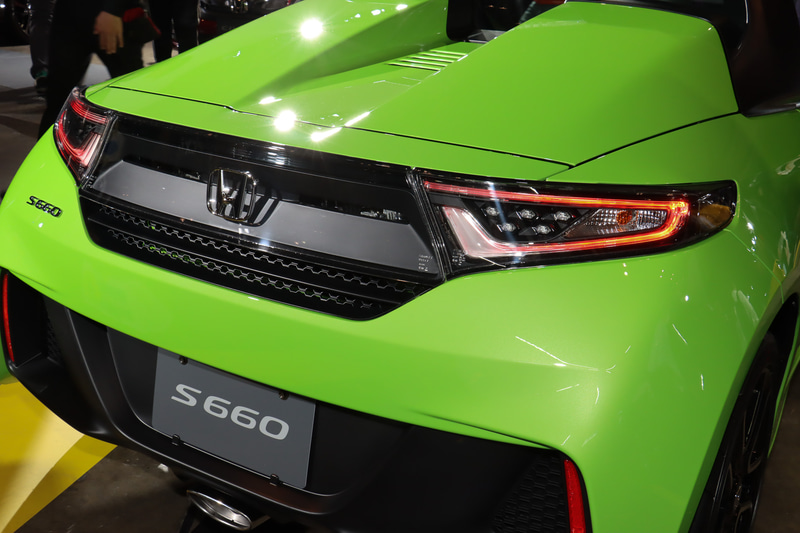 リアコンビネーションランプは従来のレッドからクリアタイプに変更され、赤く発光する方式に変更。これを受け、「パワーリアウインドー」上部にあるハイマウントストップランプもクリアタイプに変更されている