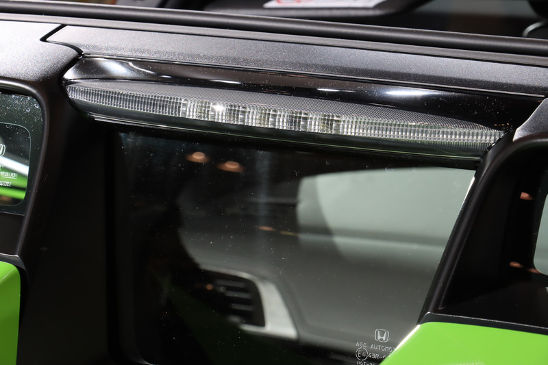 リアコンビネーションランプは従来のレッドからクリアタイプに変更され、赤く発光する方式に変更。これを受け、「パワーリアウインドー」上部にあるハイマウントストップランプもクリアタイプに変更されている