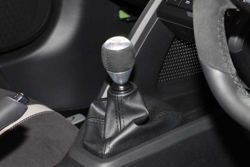 ステアリングやシフトノブの表皮にアルカンターラを新採用