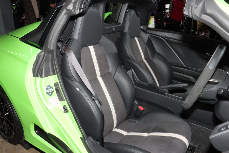 シート表皮のセンター部分にもアルカンターラを使い、シートヒーターも新採用。シートヒーターのスイッチはドアアームレストに設置されている