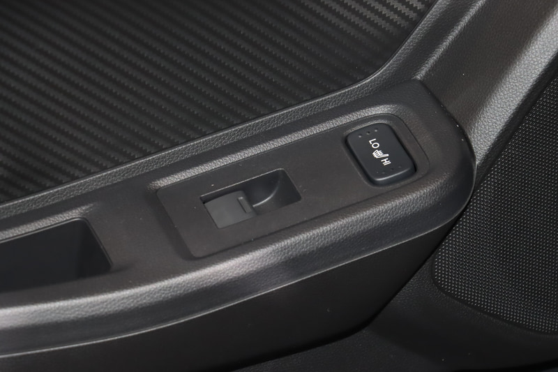 シート表皮のセンター部分にもアルカンターラを使い、シートヒーターも新採用。シートヒーターのスイッチはドアアームレストに設置されている