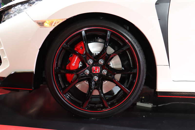 245/30ZR20サイズのコンチネンタル製タイヤを装着