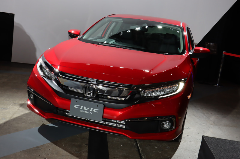 一部改良ではフロントバンパー下側の開口部を左右で連続させ、ワイド感を強調して上質感を表現している