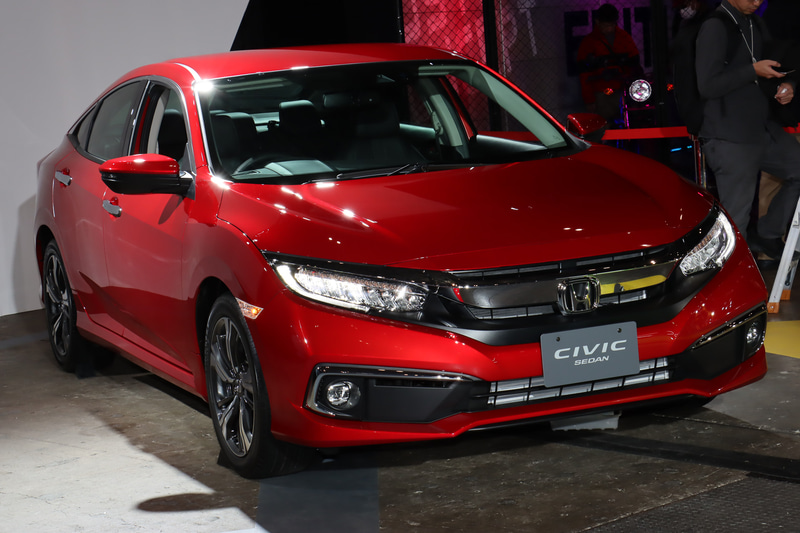 一部改良ではフロントバンパー下側の開口部を左右で連続させ、ワイド感を強調して上質感を表現している