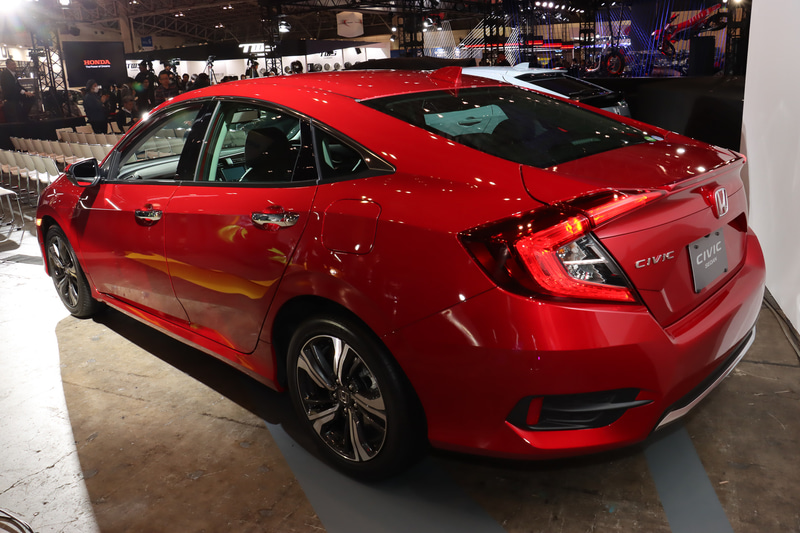 一部改良ではフロントバンパー下側の開口部を左右で連続させ、ワイド感を強調して上質感を表現している