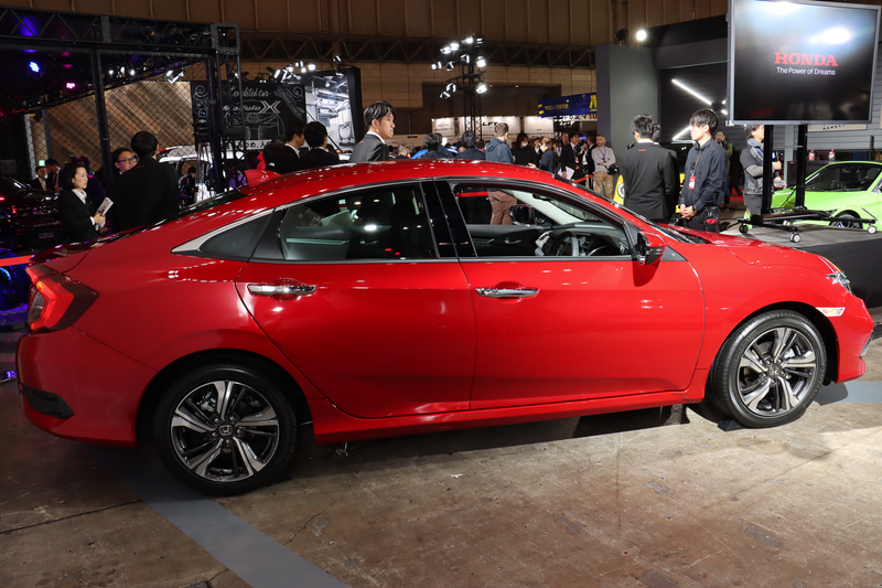 一部改良ではフロントバンパー下側の開口部を左右で連続させ、ワイド感を強調して上質感を表現している