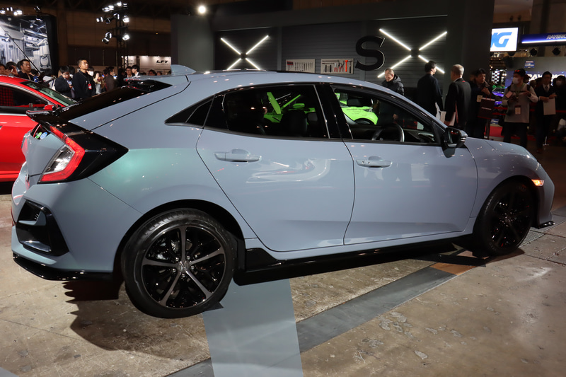 ボディカラーは新色の「ソニックグレー・パール」。車内の静粛性が高められ、スポーティさに加えて上質感を持つモデルとなっている