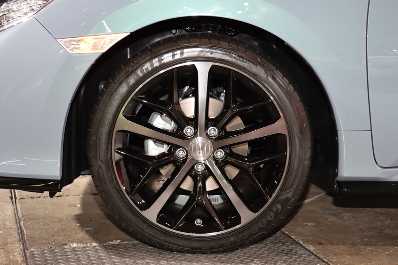 アルミホイールのデザインも一新されている