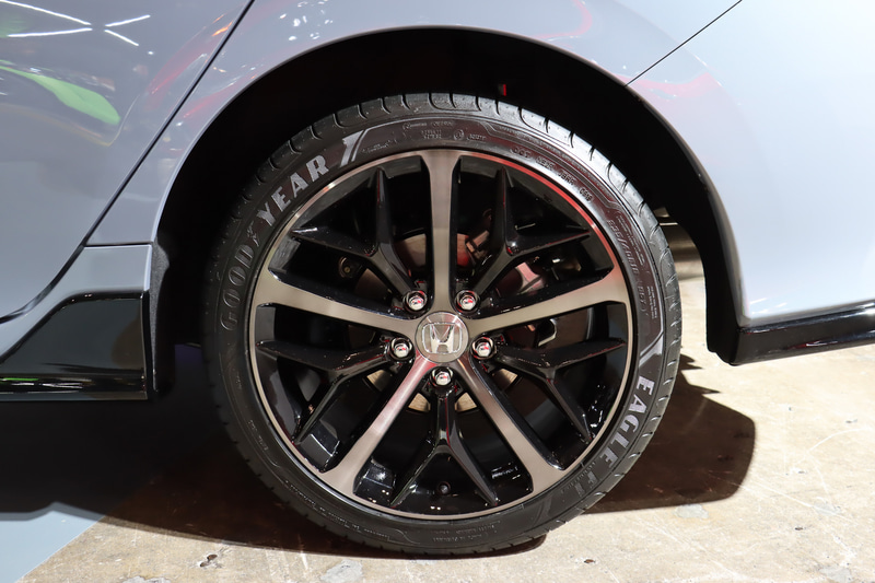 アルミホイールのデザインも一新されている