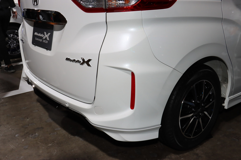 従来モデルからの大きな変更点はフロントバンパーのデザイン。さらに空力性能を追求して走行性能を高めているという