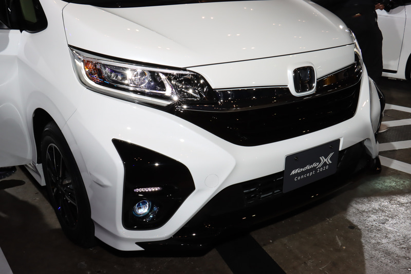 従来モデルからの大きな変更点はフロントバンパーのデザイン。さらに空力性能を追求して走行性能を高めているという