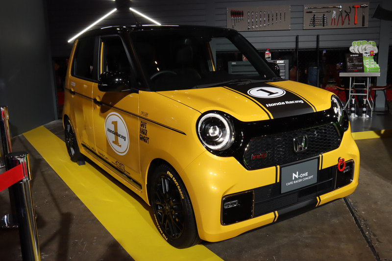 ステッカー類やイエローレタータイヤ、マフラーカッターなどで外観をレーシーにカスタマイズ