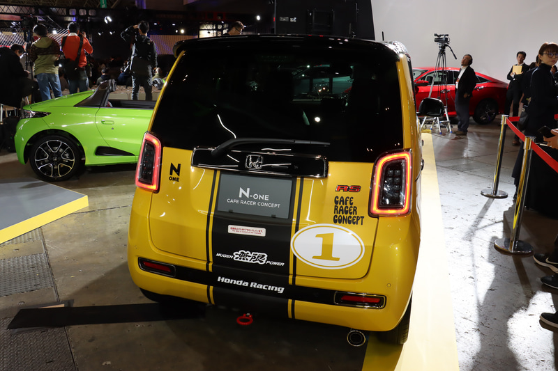 ステッカー類やイエローレタータイヤ、マフラーカッターなどで外観をレーシーにカスタマイズ