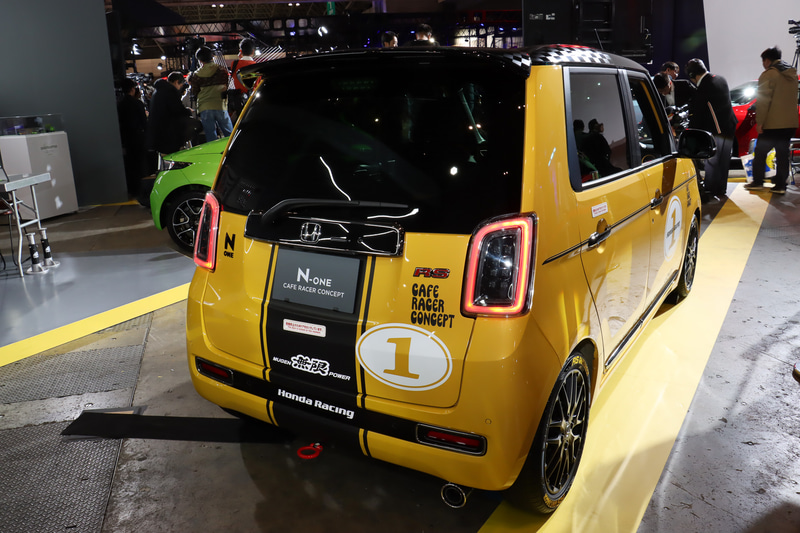 ステッカー類やイエローレタータイヤ、マフラーカッターなどで外観をレーシーにカスタマイズ