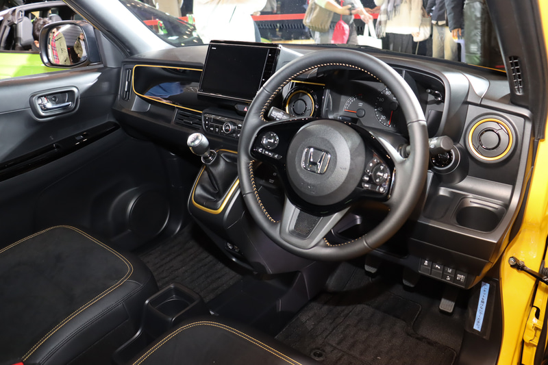 車内のインパネ中央に6速MTのシフトノブを設定。車内もイエローのアクセントカラーやステッチなどでレーシーな雰囲気を演出している