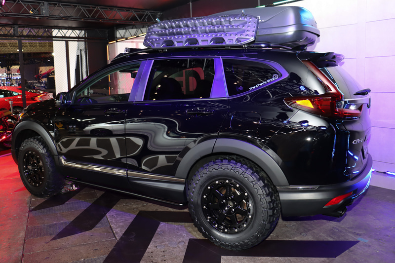 LEDの補助灯やオフロード向けタイヤなどを装着してワイルドなテイストを表現している
