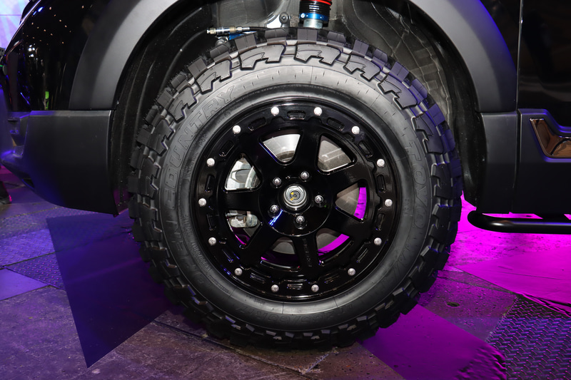 LEDの補助灯やオフロード向けタイヤなどを装着してワイルドなテイストを表現している