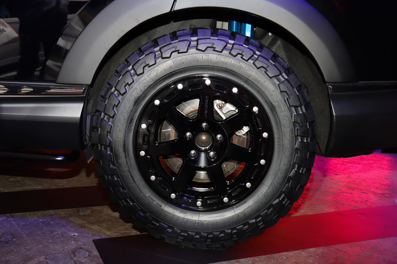 LEDの補助灯やオフロード向けタイヤなどを装着してワイルドなテイストを表現している