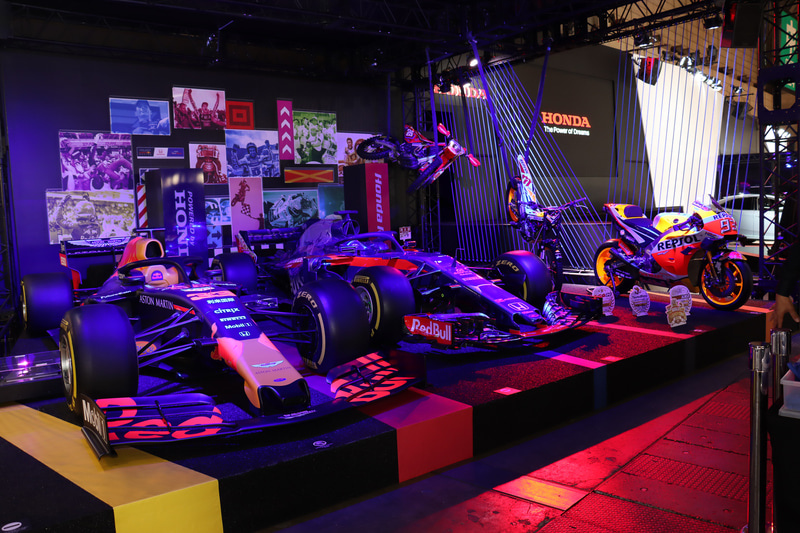 ホンダ F1のショーカーや、ホンダが2019年に参戦してチャンピオンを獲得した2輪トップカテゴリーのマシンも展示