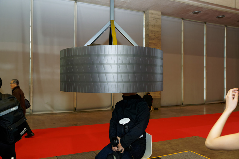 タイヤに頭を突っ込むような姿勢で体験する