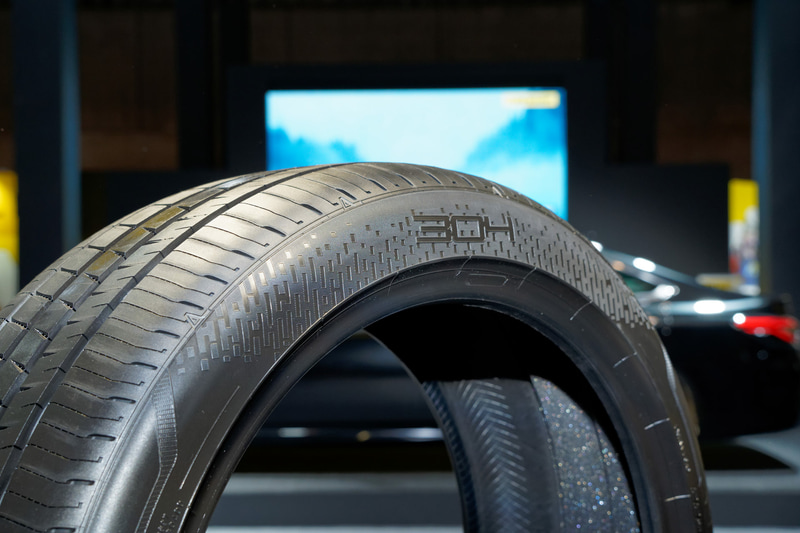 凝ったサイドウォールのデザインにも注目したい「VEURO VE304」