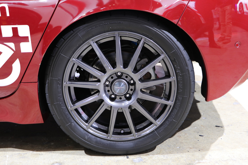 SANKO WORK'Sの車高調正式サスペンションで車高が下げられている。二段階調整式の特別仕様GTウイングもSANKO WORK'S製。タイヤは横浜ゴムのアドバンA052を装着。ブレーキパッドはBRIGの競技用を使用