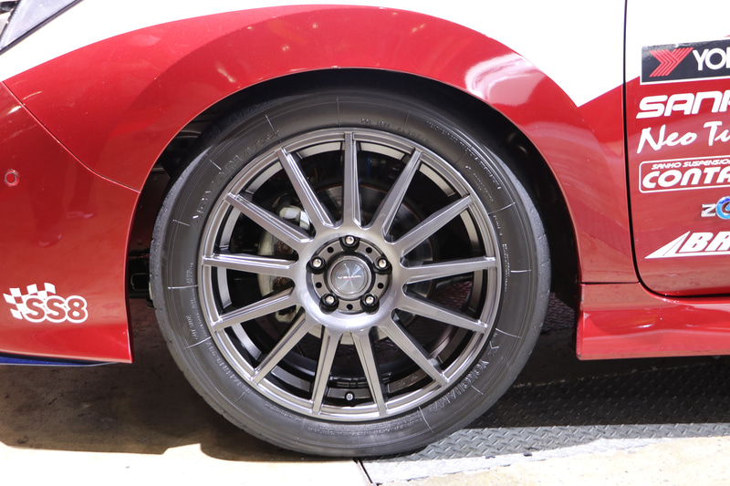 SANKO WORK'Sの車高調正式サスペンションで車高が下げられている。二段階調整式の特別仕様GTウイングもSANKO WORK'S製。タイヤは横浜ゴムのアドバンA052を装着。ブレーキパッドはBRIGの競技用を使用