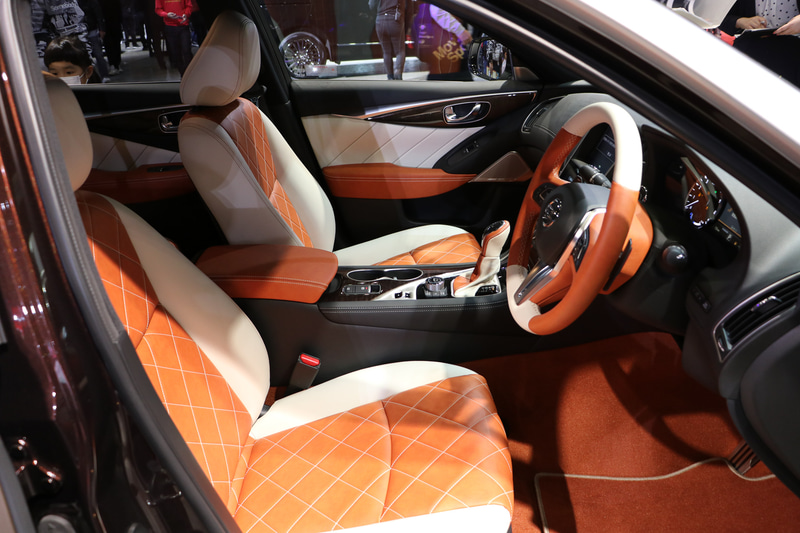 運転席、助手席、後部席もすべて2トーンカラーに張り替えられ高級感が漂う