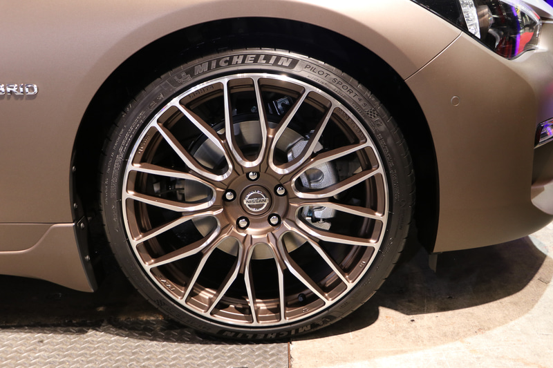タイヤは前後ともミシュラン パイロットスポーツ4。サイズは245/35ZR20。Cピラー下部には「SKYLINE DELUXE」の文字が施される