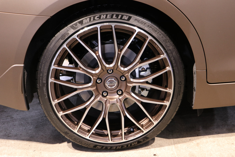 タイヤは前後ともミシュラン パイロットスポーツ4。サイズは245/35ZR20。Cピラー下部には「SKYLINE DELUXE」の文字が施される