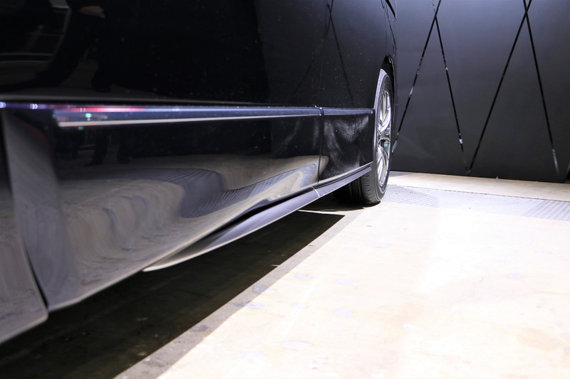 特徴的なツブツブ模様のフロントグリルはオーテック専用品。また、ボディカラーも専用のブルーとなる。さらにフロント、サイド、リアと独創的なエッジの効いたエアロで個性を引き出している