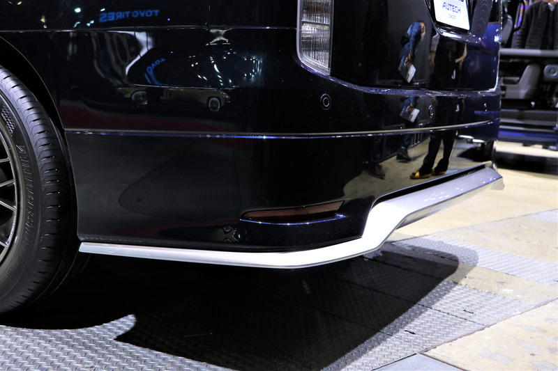 特徴的なツブツブ模様のフロントグリルはオーテック専用品。また、ボディカラーも専用のブルーとなる。さらにフロント、サイド、リアと独創的なエッジの効いたエアロで個性を引き出している