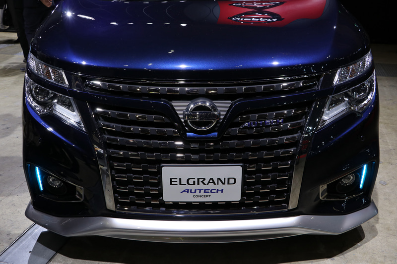 特徴的なツブツブ模様のフロントグリルはオーテック専用品。また、ボディカラーも専用のブルーとなる。さらにフロント、サイド、リアと独創的なエッジの効いたエアロで個性を引き出している