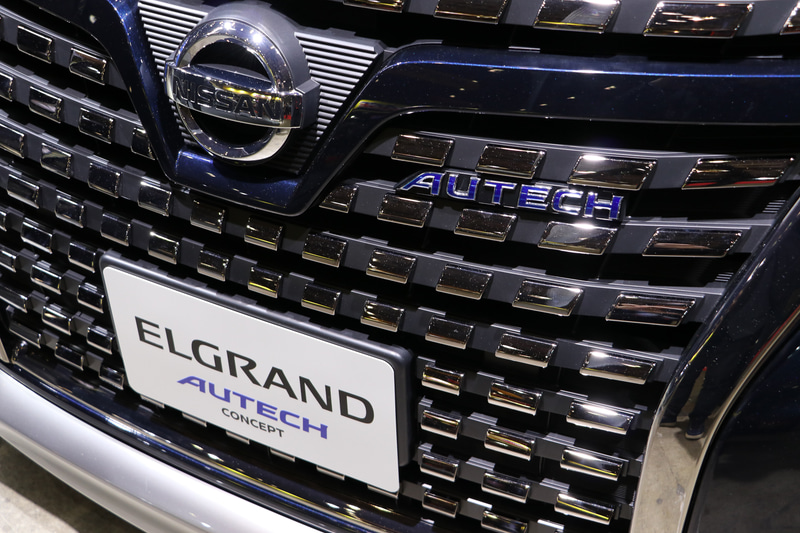 特徴的なツブツブ模様のフロントグリルはオーテック専用品。また、ボディカラーも専用のブルーとなる。さらにフロント、サイド、リアと独創的なエッジの効いたエアロで個性を引き出している