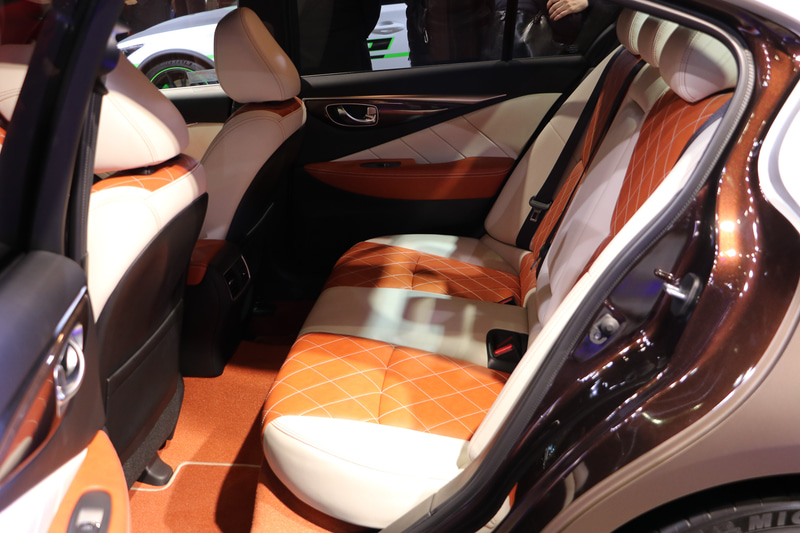 運転席、助手席、後部席もすべて2トーンカラーに張り替えられ高級感が漂う