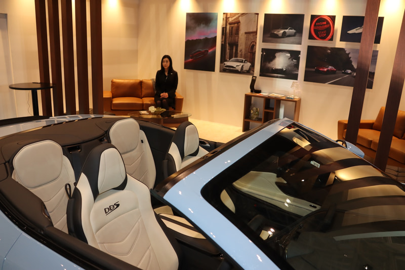 後方にはアストンの世界観を表現した小部屋が