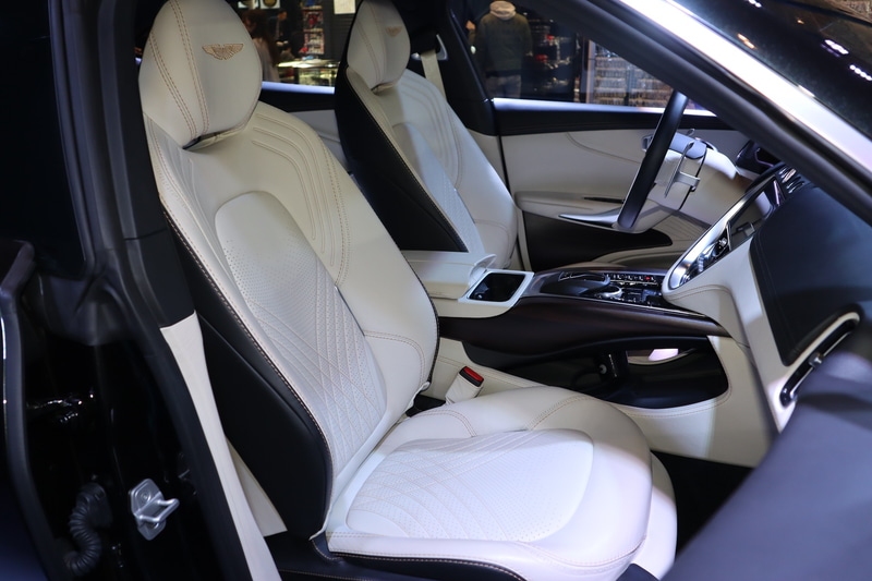 ホワイトのフルグレインレザーを使用したDBXのインテリア。ブリッジタイプのセンターコンソールや、フレームレス・ドアガラスが美しいデザインを際立てせている。ダッシュボードには10.25インチと12.3インチのTFTスクリーンを備える