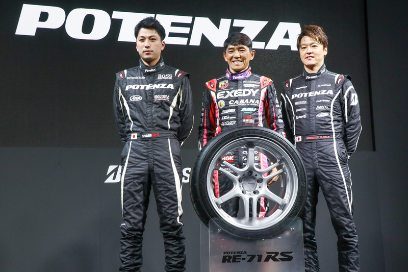 POTENZA RE-71RSの前に立つ、レーシングドライバーの山野哲也選手（中央）、佐々木雅弘選手（右）、蒲生尚弥選手（左）