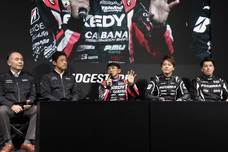 トークショーを実施。左から株式会社ブリヂストン 実車試験部実車試験第3ユニットリーダーの小澤通夫氏、PSタイヤ開発第3部長の伊藤貴弘氏、レーシングドライバーの山野哲也選手、佐々木雅弘選手、蒲生尚弥選手