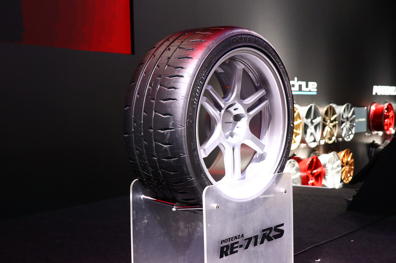 「POTENZA RE-71RS」。サイズは265/35R18