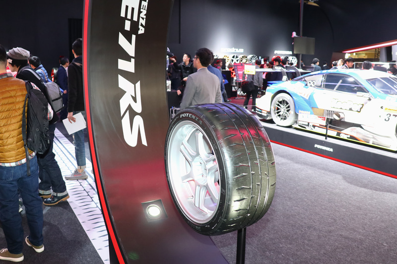 「POTENZA RE-71RS」。サイズは265/35R18