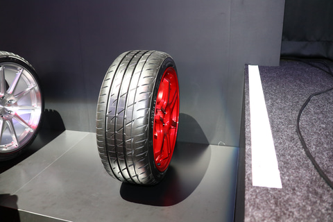 ブリヂストン、新スポーツタイヤ「POTENZA RE-71RS」公開。非対称