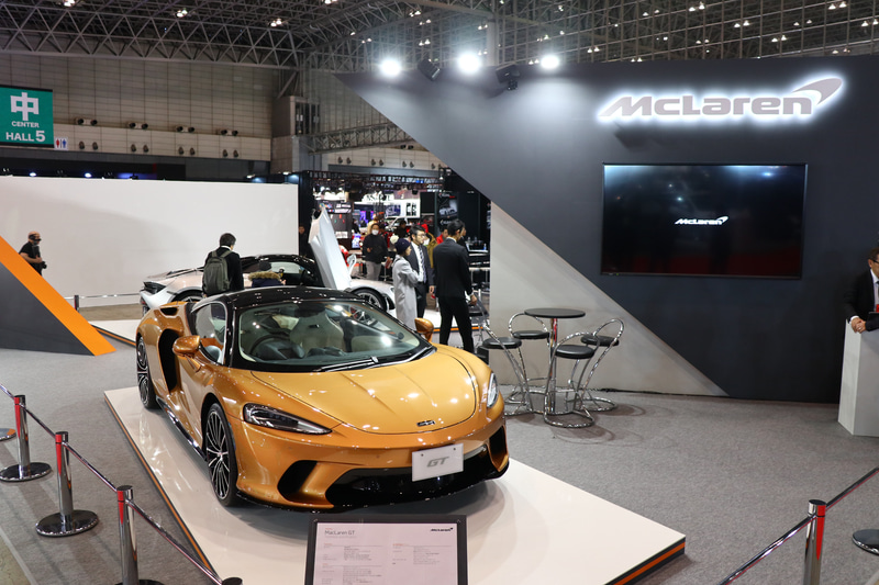 マクラーレン・オートモーティブのブース、手前にマクラーレン GT、後方に720S Spider