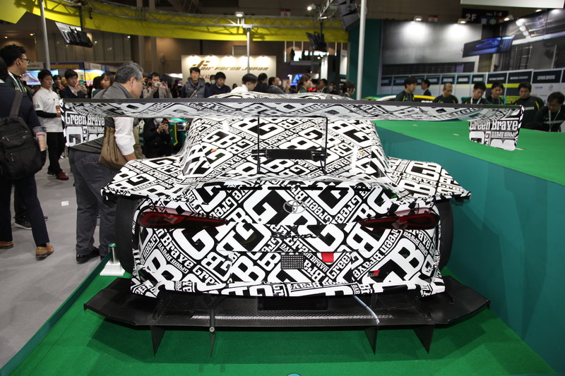 むき出しになったタイヤ後部が特徴的なリアビュー。「GR」と「SUPRA」のエンブレムは純正